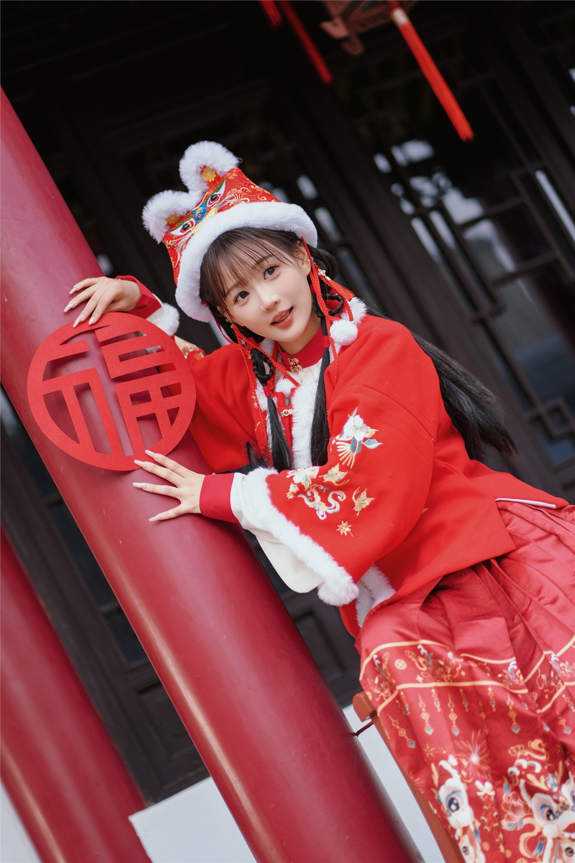 YITUYU艺图语 2025.01.31 红韵倩影 · 新年少女写真 甜心小鹿